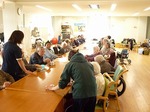南東北日和田デイサービスの豆つかみゲーム