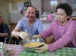 パンの耳を使ったパンケーキ作り調理中