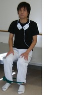 座ってセラバンド　膝伸ばし運動