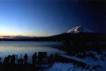 朝陽の富士山頂にシャッター音が響く