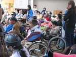もちつきを見る利用者さんたち