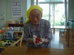 熟したトマトを手に･･･.jpg