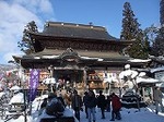 円蔵寺本殿〜初詣に訪れる人々