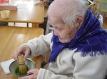 初めてお茶を点ててます。