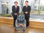 大森常務（左）と岩井店長（右）