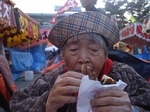 屋台の大判焼きをパクリ。