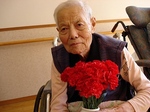 誕生プレゼントの花束を手に