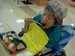 大好きなお寿司をパクリ.jpg