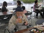 お花見での一杯　うまい