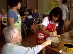 小学生と利用者さんとクッキング.jpg